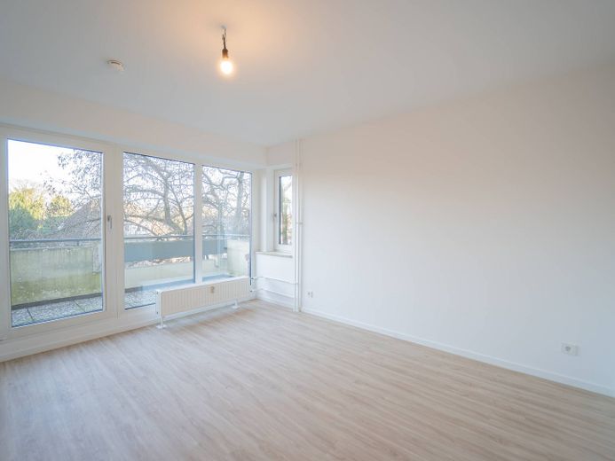 Saniert: 2-Zi.-Whg. mit BALKON und EBK in Hamburg-Schnelsen – Ansicht I: Wohn- und Esszimmer