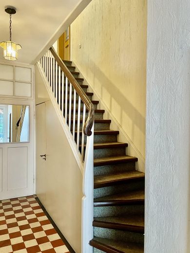Zweifamilienhaus mit Gewerbe und viel Potenzial in Kleinwallstadt – Eingang zur Wohnung im 1. OG