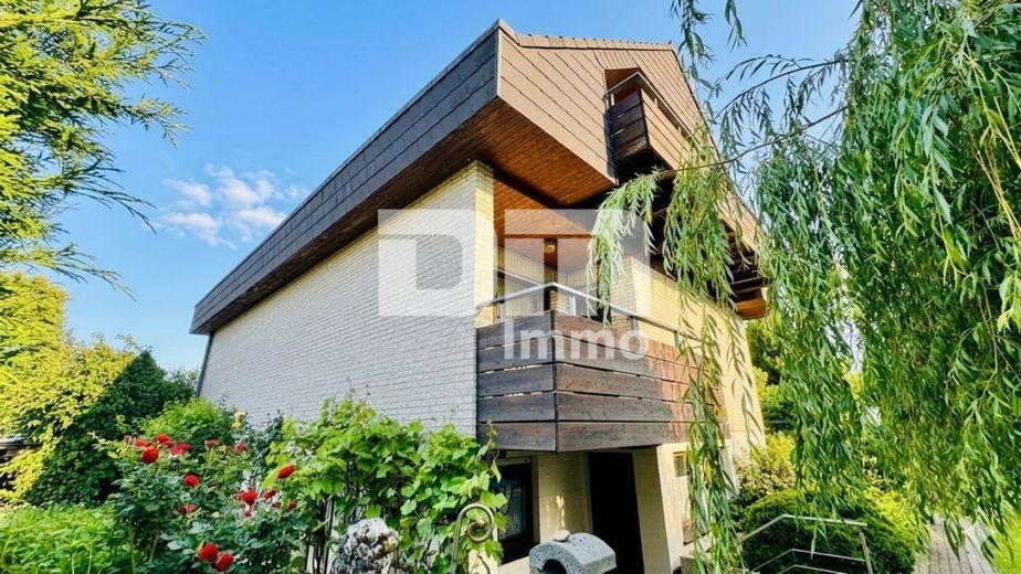 (R)eserviert!Großzügiges Einfamilienhaus in begehrter Lage mit Balkonen und Traumgarten – Rückansicht / Seitenansicht
