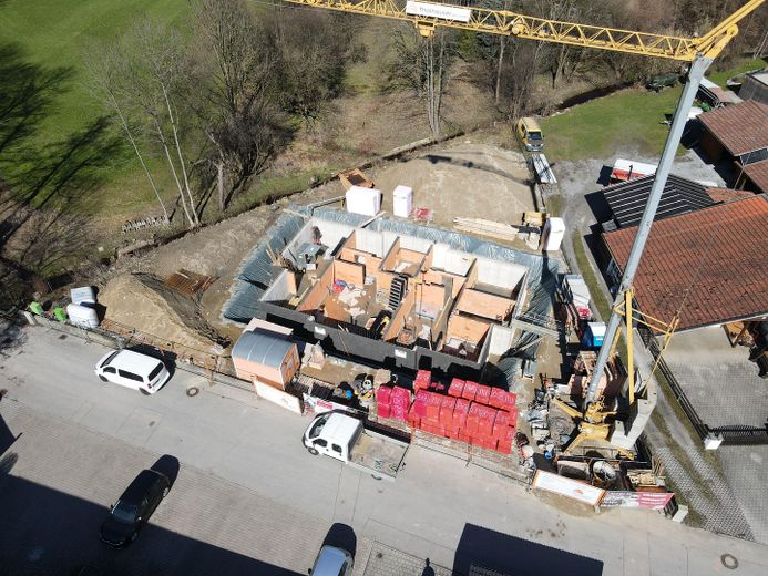 Wohnen mit Weitblick – 3-Zi.-Terrassenwohnung mit Traum-Dachterrasse – Drohnenaufnahme 13.03.26