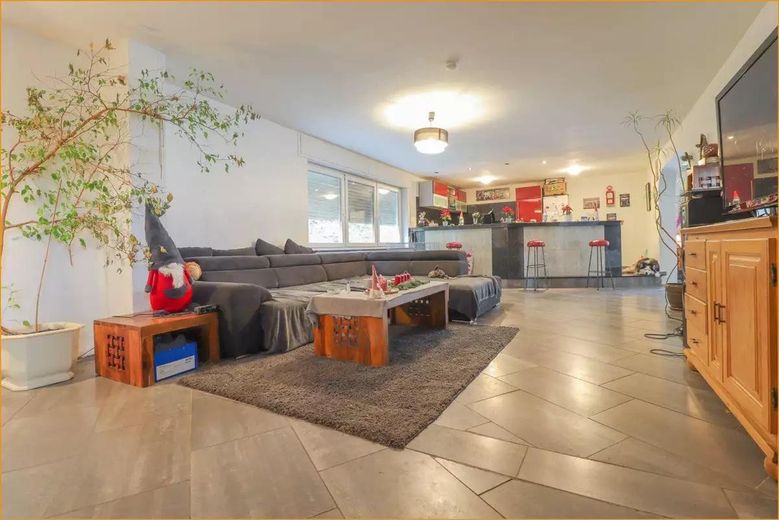 «Sin comisión: Edificio de viviendas plurifamiliar con 5 unidades residenciales y aprox. 467 m² de superficie habitable» – Foto 2