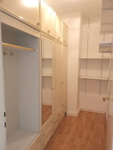 Uninähe, 2 Zimmer, Wohnküche, Einbauküche, begehbarer Kleiderschrank,Gartennutzung, Fernblick...... – Begehbarer Kleiderschrank
