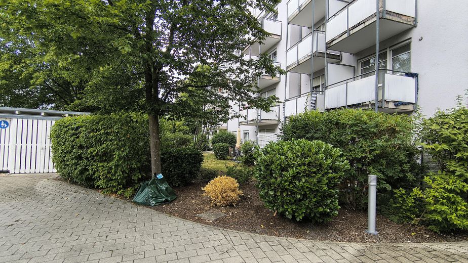 Charmantes, renoviertes Apartment mit Terrasse, kleinem Garten & Tiefgaragenstellplatz in Regensburg – Gartenseite des Hauses
