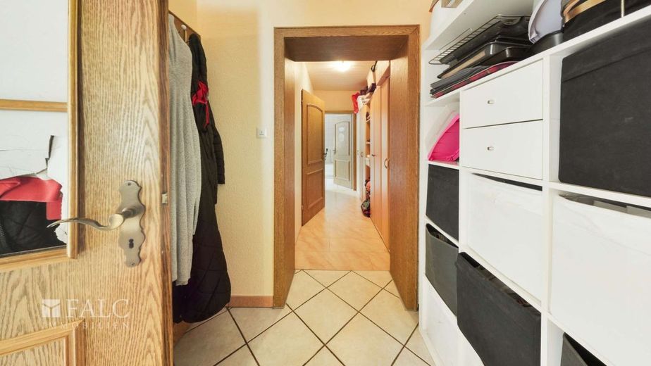 Gut erhaltener Altbau mit grossem Platzangebot – OG Flur
