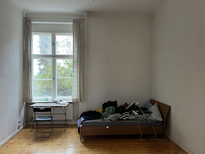 Wunderschöne 4-Zimmer-Altbauwohnung mit Garten in Wilmersdorf, nahe Rüdesheimer Platz – Fenster hinten rechts
