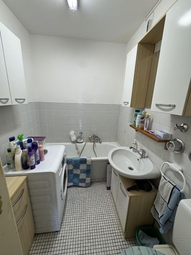 Jasne mieszkanie 3,5-pokojowe z balkonem, windą i nową łazienką – Bad