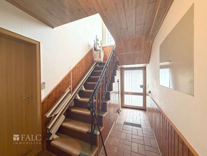 Handwerkerobjekt mit Dachterrasse und ehemaliger Werkstatt – Treppenhaus