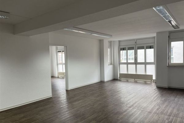 Merkezi konumda ofis alanı, 4-5 ayrı ofis odası + büyük resepsiyon alanı vb...