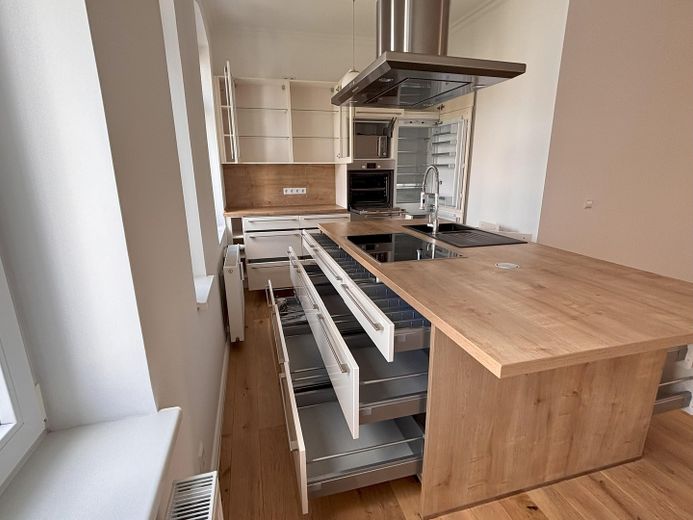 Helle modernisierte 3-Zimmer-Altbauwohnung im Weitlingkiez - Provisionsfrei - – Kochinsel