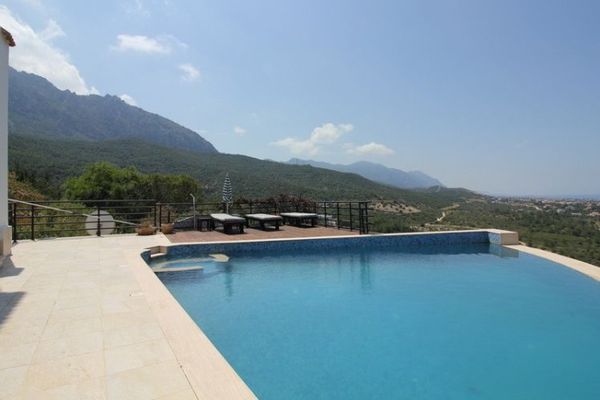 Luxusvilla mit 4 Schlafzimmern und atemberaubendem Panoramablick in Nordzypern