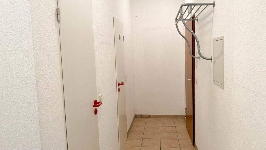 EBENERDIGE ATTRAKTIVE BÜRORÄUME IM STADTZENTRUM VON RADEVORMWALD – Flur zum Treppenhaus