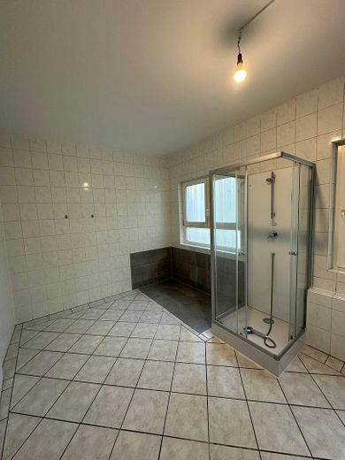 Wohn / Geschätshaus am Bahnhof/Fußgängerzone – Wohnung 1. OG (Saniert 12.25)