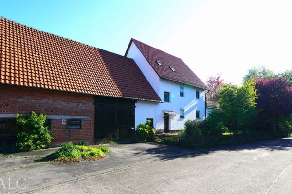 Viel Fläche, noch mehr Möglichkeiten! 3-Stöckiges Landhaus mit XXL Scheune - FALC Immobilien
