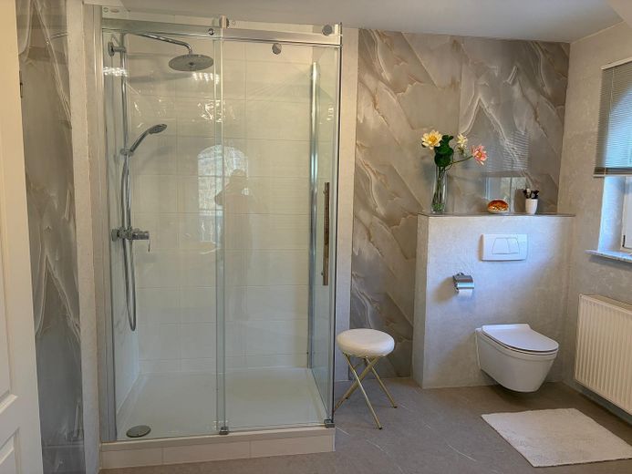 Casa unifamiliar de elegancia atemporal con tecnología de última generación - Lichtenrade – Badezimmer / Eltern
