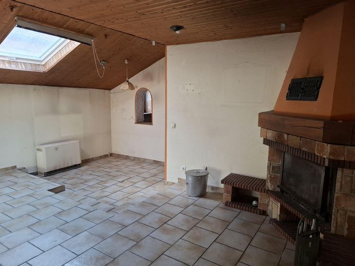 Charmantes Häuschen mit Potenzial in Reinheim-Zeilhard – Wohnraum mit Eckkamin
