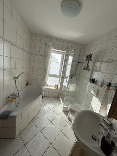 Helle 3-Zimmer-Erdgeschosswohnung mit Terrasse – Bad
