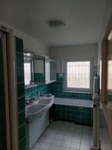 8-Zi.-Wohnhaus mit schönem Garten (1.400 qm) in Marburg-Schröck, courtagefrei – Bad EG