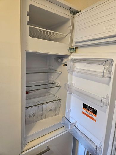 Schöne, ruhige und helle 3-Zimmerwohnung gegenüber Skyline Plaza – Kühlschrank