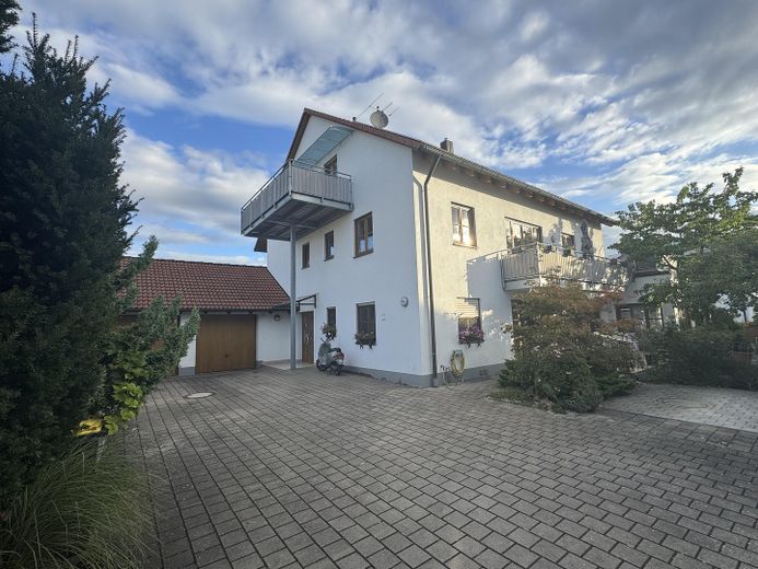 Amplio apartamento en ático con balcón y cocina equipada en una zona tranquila – Hausansicht