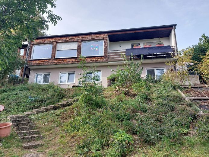सपनों जैसी लोकेशन में स्वतंत्र एकल-परिवार का घर | 1.200 m² का भूखंड | अबाधित दृश्य और बहुत संभावनाएँ – Hausansicht Garten