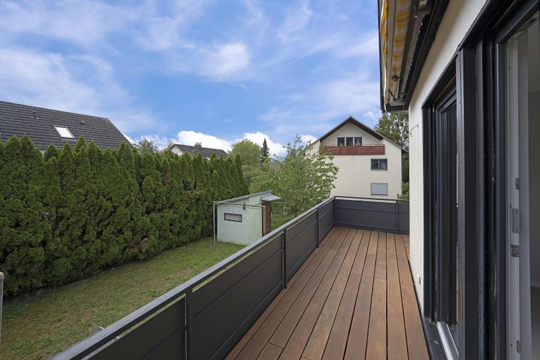 Modernisiertes Mehrgenerationenhaus mit zwei Einheiten in Bad Neustadt-Herschfeld – Balkonansicht EG