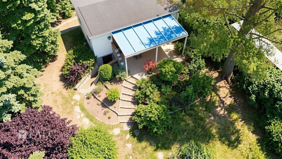 Idyllisch gelegenes Baugrundstück mit kleinem Bestandsbau – Luftaufnahme