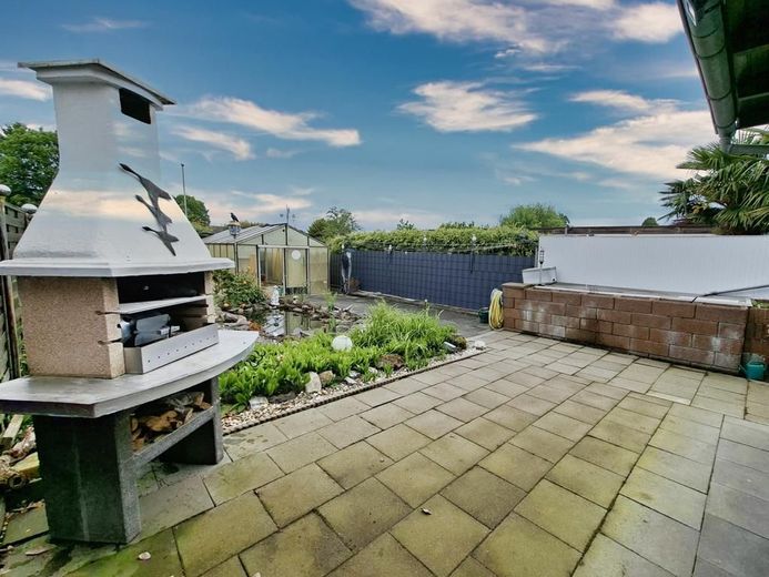 CITYHOUSE: Einfamilienhaus mit viel Platz, Dachterrasse,  Traumgarten, Stellplatz für Wohnmobil, PKW – Gemauerter Grill