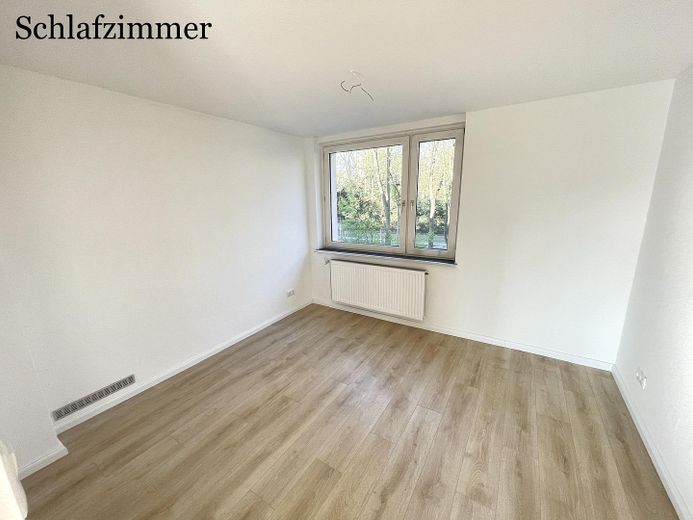 Gepflegte 3-Zimmer-Wohnung mit Balkon und Tageslichtbad nahe der Weser in Bremen-Woltmershausen – Schlafzimmer