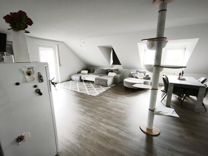 современная 3-комнатная мансардная квартира (2-й верхний этаж) с балконом и парковочным местом для автомобиля – Diele mit Zugang zu Wohn- /Essbereich Bild 3