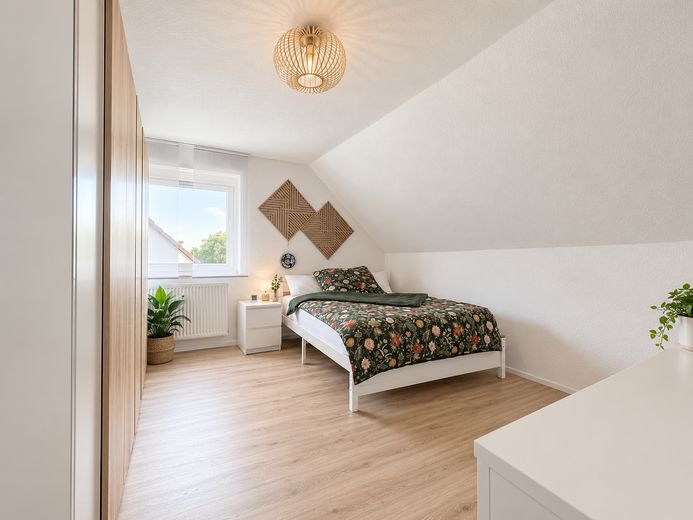 schöne 2 Zimmer DG-Wohnung, frei ab 01.12. – Schlafzimmer Blick1