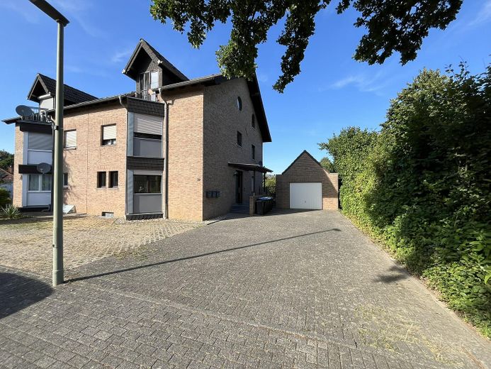 Kernsanierte Gartenwohnung mit Terrasse, Einbauküche und Garage in gefragter Lage von Erkelenz – Hausansicht
