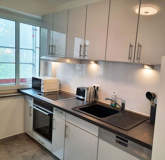 Möblierte Wohlfühloase in Augsburg-Göggingen – Perfekt als Ferienwohnung – Küchenzeile