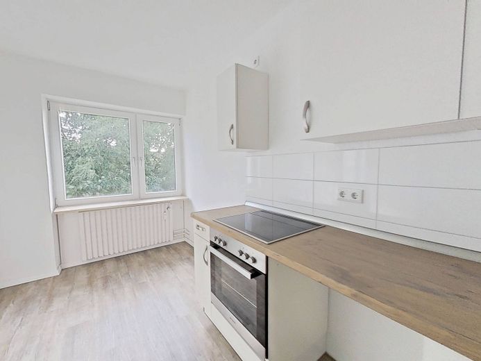 Helle 3-Zimmer-Wohnung mit BALKON, EBK & TAGESLICHTBAD – Ansicht I: Küche
