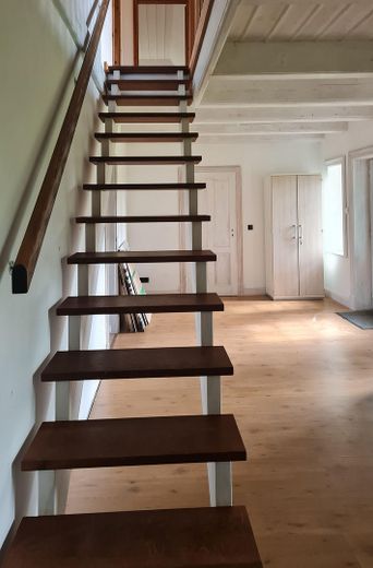 Casa di campagna con tetto di paglia in posizione assolutamente isolata – EG Diele Treppenaufgang