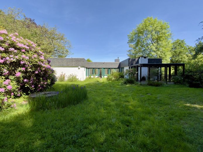 Absolute Rarität: Bungalow in Schildgen mit 6.612 m² Grundstück in direkter Waldrandlage – Blick auf den Bungalow