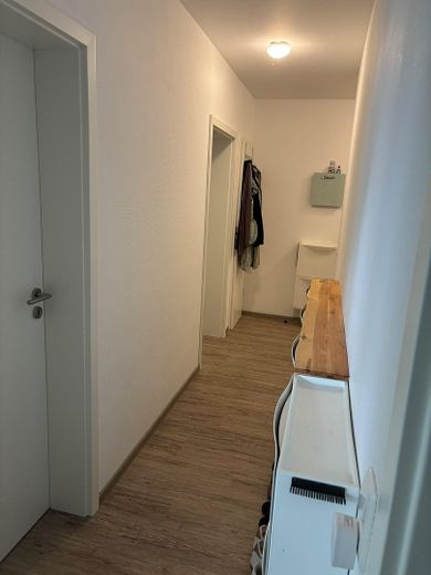 moderne 3 Zimmer-Wohnung mit Balkon in Kaufungen – Flur