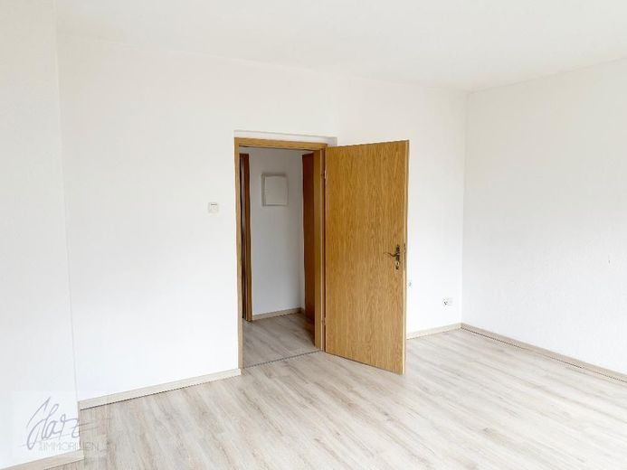 ***WOHNEN IM GRÜNEN*** - Komfortabel, ruhig und familienfreundlich... 3-Raumwohnung mit Tageslichtbad und opionaler Einbauküche ab sofort zu vermieten – Wohnzimmer mit Blick Richtung Flurbereich