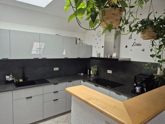Ruime, lichte 4-kamerwoning met balkon, open haard en parkeerplaatsen (laag-energiebouw) – Küchenansicht 