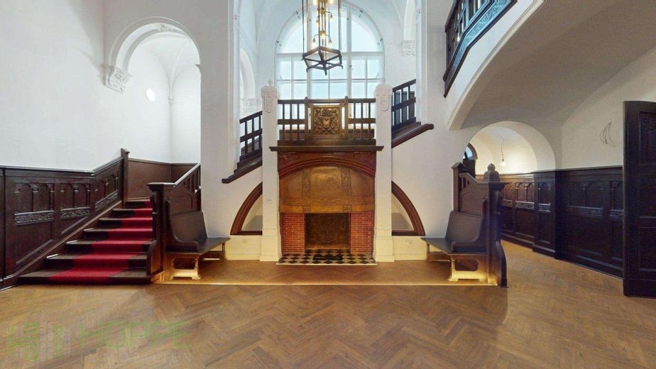 Schloss Siethen - Repräsentative Büro-, Kanzlei- oder Praxisräume in Seenähe – Eingangshalle mit Kamin