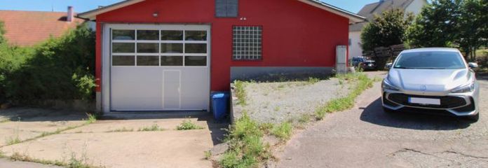 LKW-Abstellhalle mit Montagegrube und zahlreichen Stellplätzen