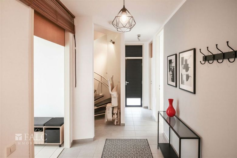 Stilvolle Maisonette mit Balkon, TG-Stellplatz &amp; Aufzug – Flur im unteren Wohnbereich - (KI generiert)