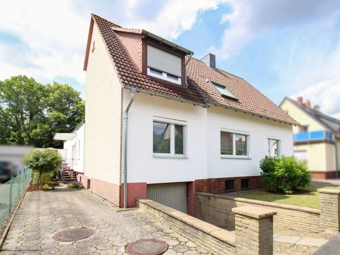 Bien immobilier aux multiples possibilités – un espace de vie généreux pour la famille et les générations à Seelze – Photo 1