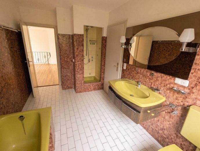 Rosenheim’de merkeze yakın bahçeli ve garajlı ikiz ev, komisyonsuz – Bad mit Wanne und Dusche