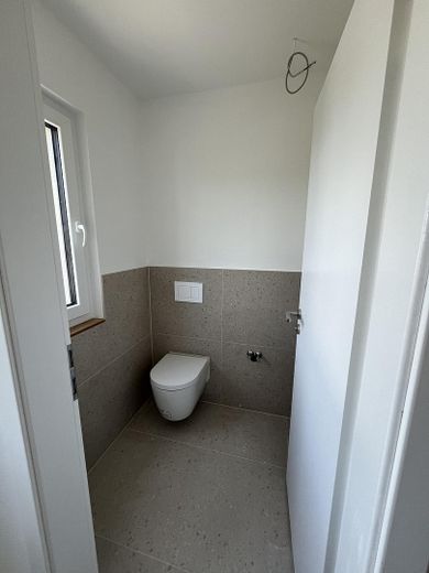 Kernsanierter Luxus (A+) mit 30m² Sonnen-Terrasse in Haslach – Gäste WC
