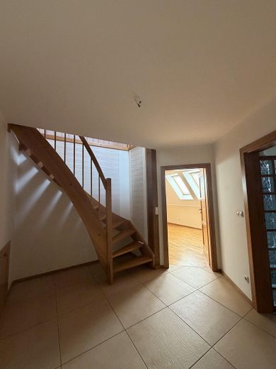 Lichtdurchflutete 2-Zimmer-Dachgeschosswohnung mit zusätzlichem Wohnbereich im Spitzboden – Foto 2