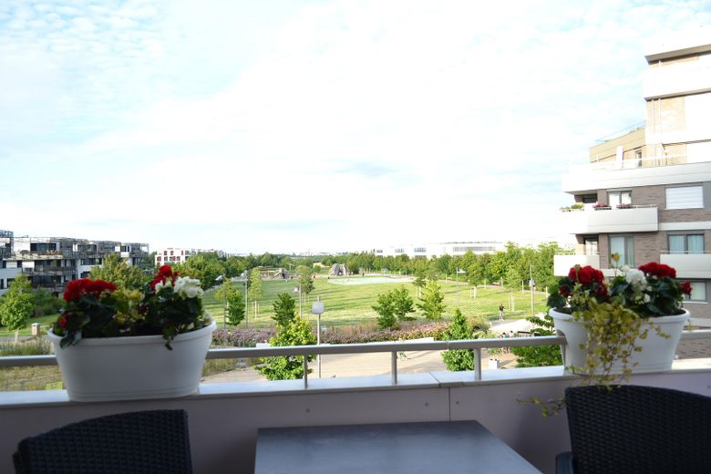 Beautiful 3-room apartment with a park view and plenty of sunlight in Riedberg, Frankfurt am Main – Balkon