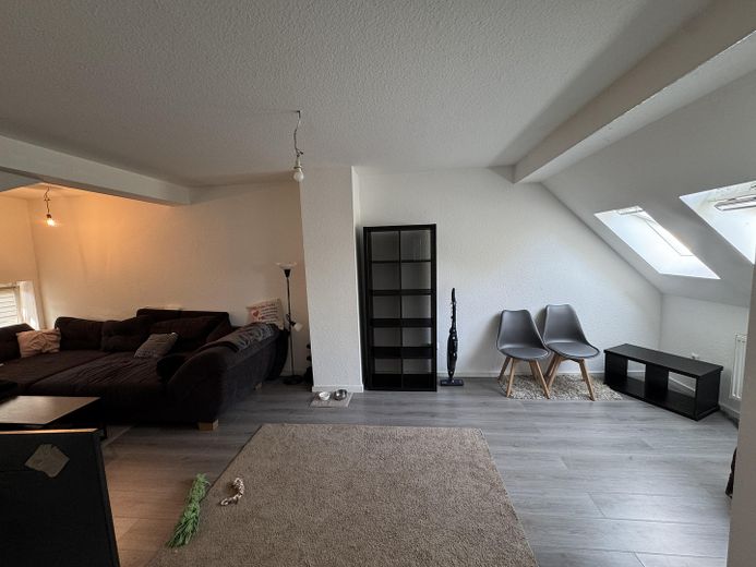 Gepflegte 2,5 Zimmer Wohnung mit eigenem Garten – Wohnzimmer