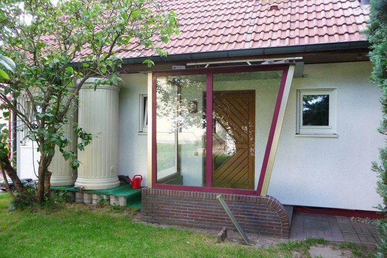 Schönes modernes Einfamilienhaus in guter Lage – Ostseite, Hauseingang