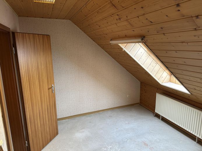 Großzügiges Reihenmittelhaus mit Kaminoption, Garage, Keller & Glasfaser in Kiel-Russee – DG kleines Zimmer
