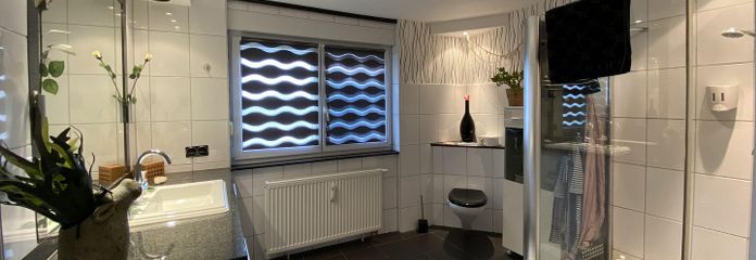 Bad mit Dusche und Badewanne